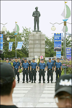 17일 오후 인천 중구 자유공원에 세워진 맥아더 장군 동상 주변에서 철거를 주장하는 재야단체와 반대하는 보수단체의 집회가 동시에 열릴 예정인 가운데 경찰들이 삼엄한 경비를 펼치고 있다. 